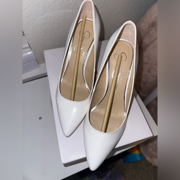 Jessica Simpson Classic White Pumps - Picture 2 of 5